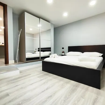 Joivy Sofia Wonderful 2-bed Flat With Views Apartment *